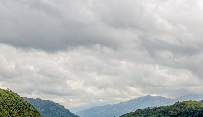 Le Loch Lomond encastré entre les montagnes vue depuis la west highland way.