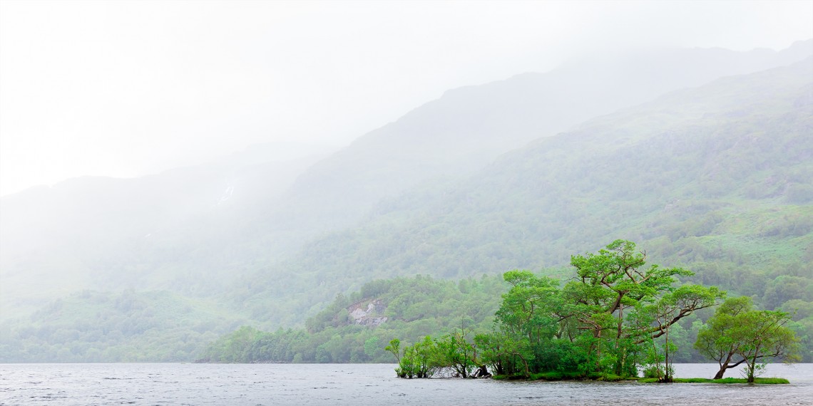 Ecosse, west highland way, un îlot boisé sur le loch Lomond par temps brumeux