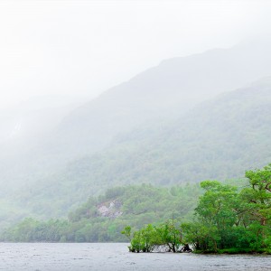 Îlot boisé sur le loch Lomond par temps brumeux