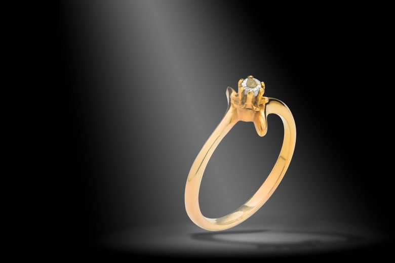 Bague or diamant non-taillé Bague en or avec un diamant non-taillé mise en scène 