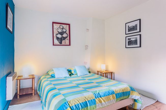 Domaine de La Reculée, photographie d'intérieur du gîte et des chambres d'hôtes. Vue de la chambre bleue du gîte du Domaine de La Reculée. Cette chambre est située à l'étage.