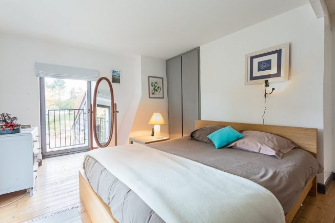 Domaine de La Reculée, photographie d'intérieur du gîte et des chambres d'hôtes. Vue de la chambre grise du gîte du Domaine de La Reculée. Cette chambre est située à l'étage.