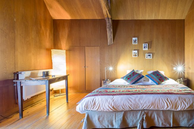 Domaine de La Reculée, photographie d'intérieur du gîte et des chambres d'hôtes. Vue de la chambre d'hôte cabane perchée. Cette chambre chaleureuse, habillée de bois est située à l'étage.