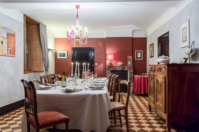 Domaine de La Reculée, photographie d'intérieur du gîte et des chambres d'hôtes. Vue d'ambiance de la salle à manger du gîte.