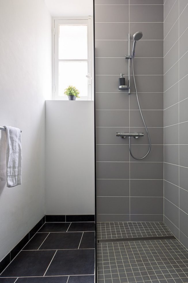 Domaine de La Reculée, photographie d'intérieur du gîte et des chambres d'hôtes. Vue de la salle de bain avec douche de la chambre d'hôte Atacama du Domaine de La Reculée