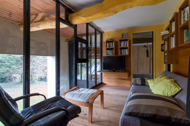 Domaine de La Reculée, photographie d'intérieur du gîte et des chambres d'hôtes. Lieu de détente, la salle télé du gite offre un vue dégagé sur l'extérieur. Cette salle est située à l'étage.