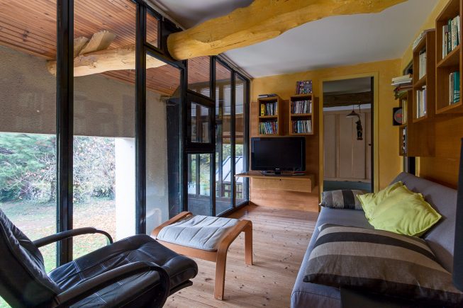 Domaine de La Reculée, photographie d'intérieur du gîte et des chambres d'hôtes. Lieu de détente, la salle télé du gite offre un vue dégagé sur l'extérieur. Cette salle est située à l'étage.