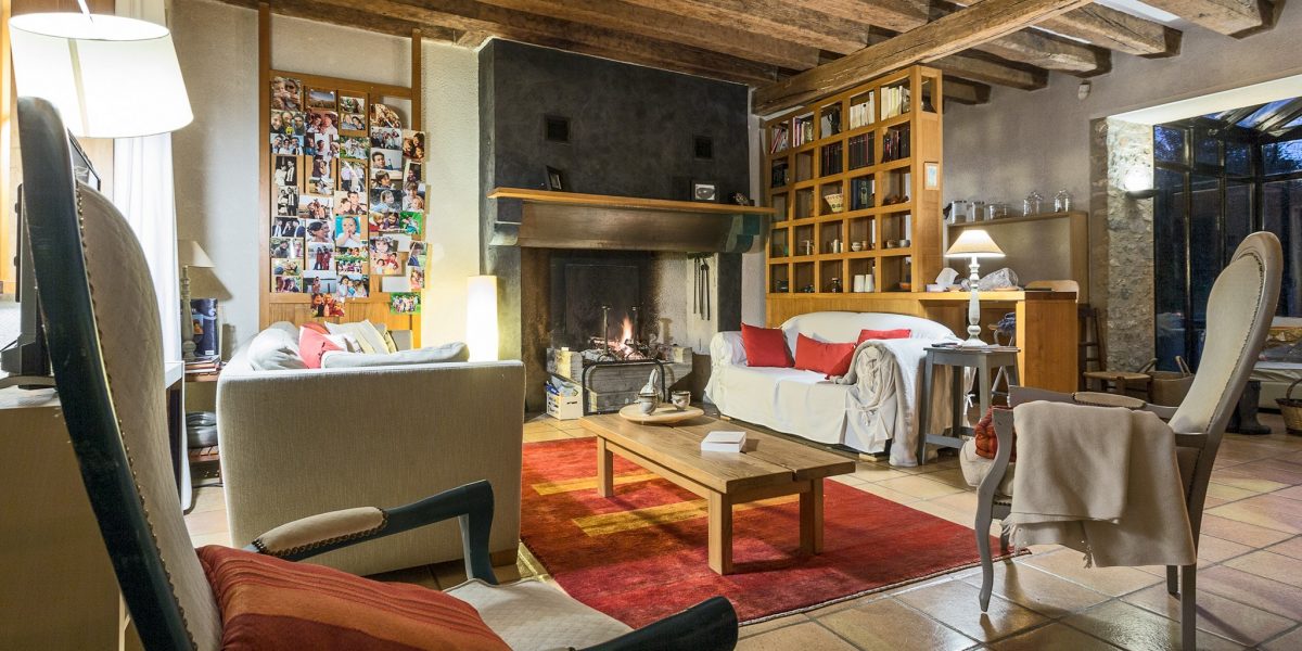 Salon avec cheminée du gîte du domaine de La Reculée