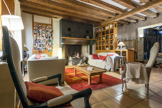 Domaine de La Reculée, photographie d'intérieur du gîte et des chambres d'hôtes. Salon avec cheminée du gîte du domaine de La Reculée.