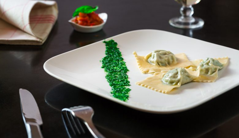 Assiette de raviolis à la ricotta et aux blettes accompagné de son pesto de persil.