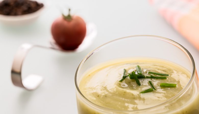 Soupe froide à la courgette disposée dans une verrine.